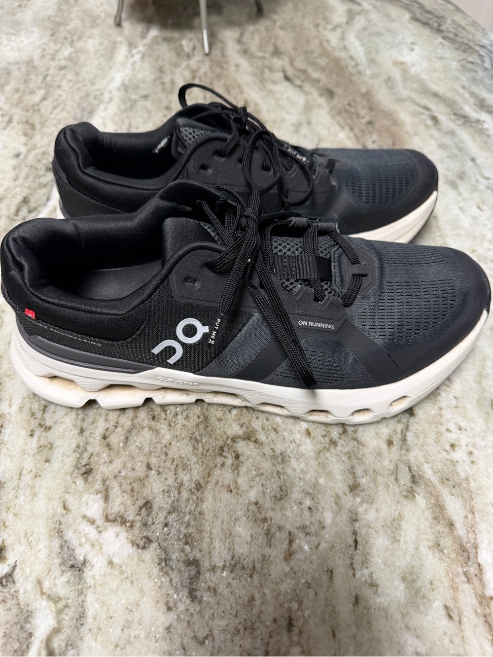 On Running Men's Black/White Performance Running Shoes 9.5
